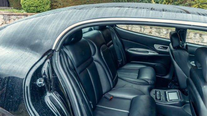 K mání je jedno z pouhých tří kdy vyrobených moderních čtyřdvéřových Bugatti, tohle nikdy pořádně nevyjelo