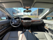 Le luxe pour le prix d'une Fabia de base : une nouvelle BMW 7 est à saisir, le seul propriétaire l'a conduite lentement jusqu'au garage - 13 - BMW 735i 2003 zanovni prodej 13