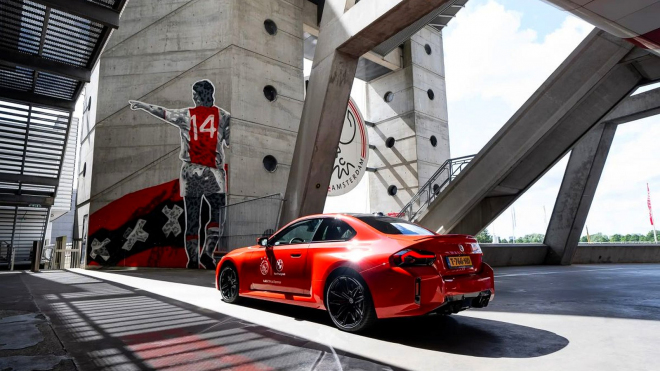 Les footballeurs de l'Ajax d'Amsterdam ont reçu de nouvelles BMW gratuitement, mais ils ne s'amuseront pas beaucoup avec.