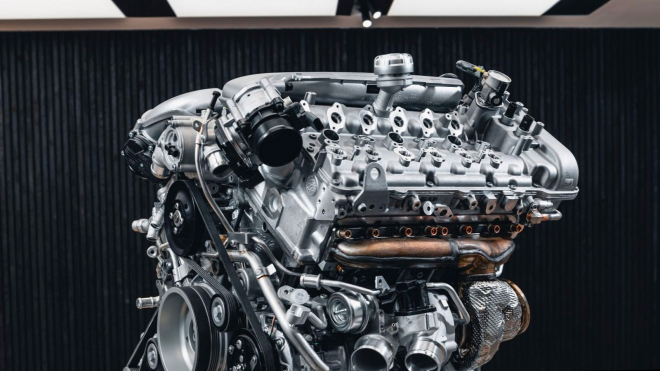 Ferrari va continuer à développer des moteurs à combustion interne, ils disent qu'ils ont encore quelque chose à dire. Bentley se moque d'eux et de leurs promesses.