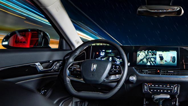 Řidiči se &bdquo;zaseklo auto&rdquo; při jízdě rychlostí 115 km/h, musel tak jet stovky kilometrů, než mu došlo palivo