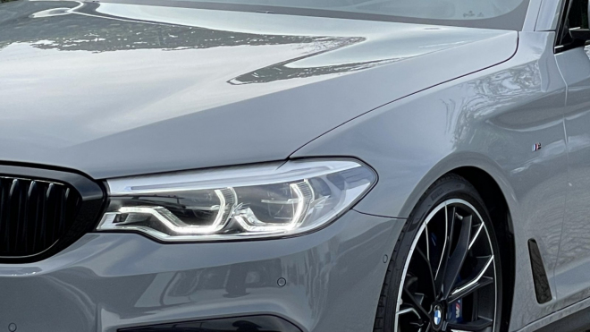 Někdo si koupil BMW v ikonické šedé ze vzorníku Audi, bizarní spojení fandům motá hlavu