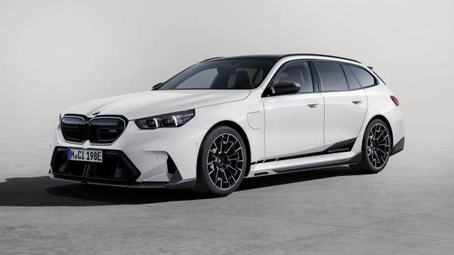 Nové BMW M5 Touring s odlehčenými doplňky M Performance je něco jako prase s heliovým balónkem okolo krku