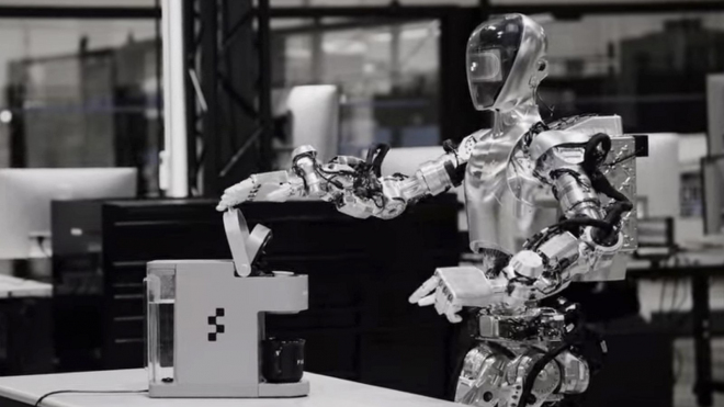 BMW potichu trumflo Teslu, nechalo si vyvinout vlastní roboty, které nahradí dělníky, už si uvaří i kafe