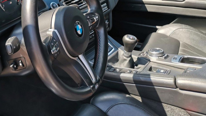 Poslední BMW M5 s manuální převodovkou je levně k mání nedaleko, je to schůdná cesta k autu snů
