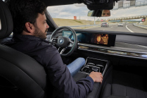 BMW permettra à ses voitures de changer de voie d'un simple clignement d'œil du conducteur, peut-être en actionnant un clignotant - 1 - BMW autonomous driving 2024 illustrative photo 01