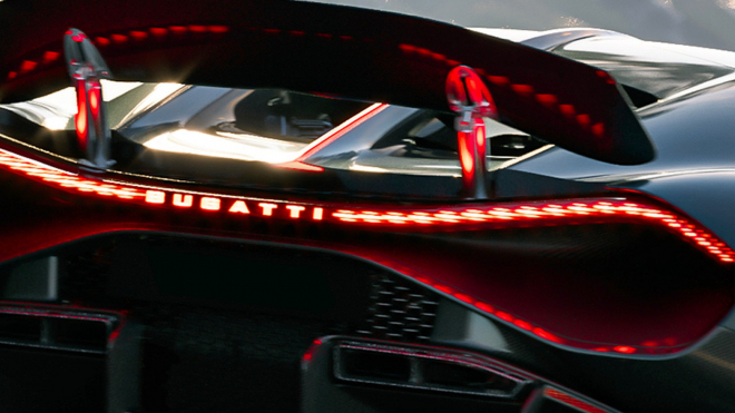 Žádná AI: Nové Bugatti nafotili pohřbené ve sněhu, je to 100 milionů korun zasypaných špinavou břečkou