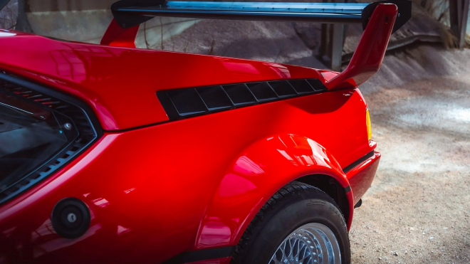 Na míru upravené superauto největšího podvodníka světa hudby se potichu prodalo za pořádný balík