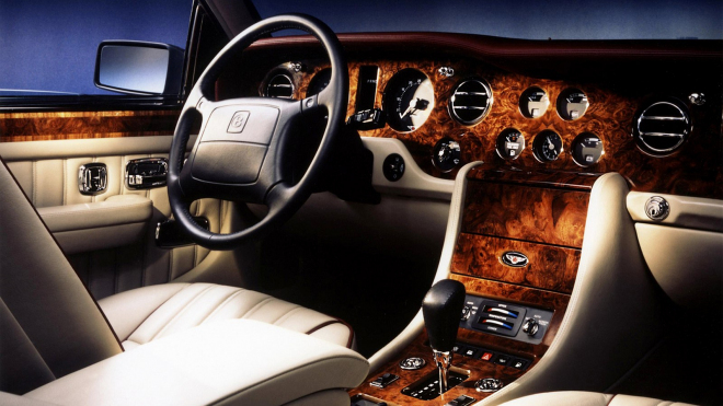 Bývalého moderátora Top Gearu zaskočila cena nové Dacie tak moc, že si radši koupil ojeté Bentley