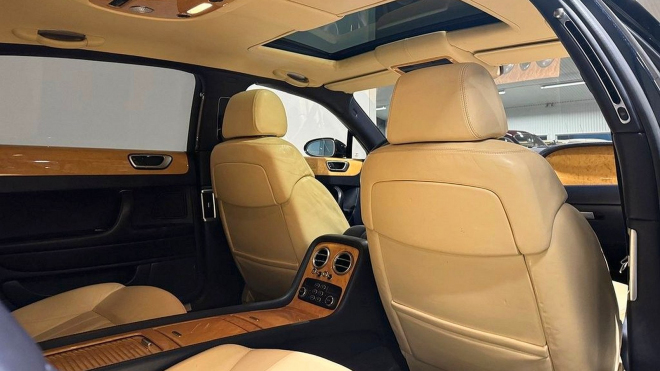 Superluxusní supersedan s maximálkou 312 km/h dnes koupíte levněji než novou Octavii, i když toho zase tak moc nenajel