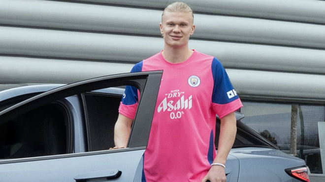 Někdo si zjevně myslí, že fotbalové hvězdy Manchesteru budou místo Ferrari a Lamborghini jezdit čínskými &bdquo;služebáky&rdquo;