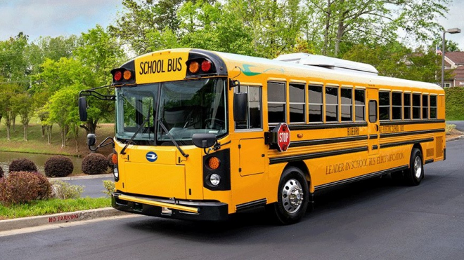 Kalifornie nutí i školní autobusy přejít na elektrický pohon. Venkov to odmítá, prostě to nejde