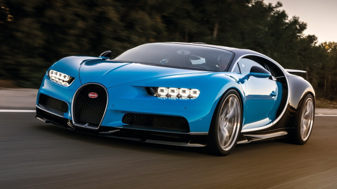 Rekordně rychlé jízdy českého miliardáře s jeho Bugatti v běžném provozu si všímá celý svět