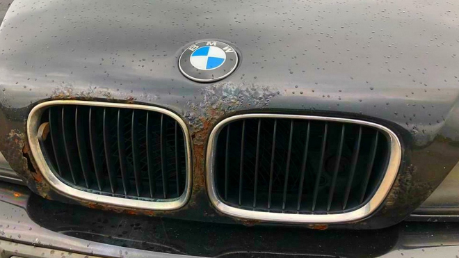 Extrémně ojeté BMW za pár šupů čeká, kdo to s ním dotáhne k 1 milionu km dřív, než zrezne