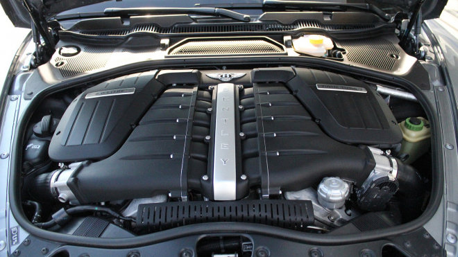 Mechanik koupil nejlevnější Bentley s motorem W12 v Evropě a ukázal světu, proč dnes tahle auta stojí pakatel