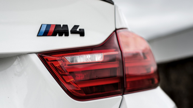Tisíce úplně nových aut od BMW už déle než 6 let chátrají na parkovišti aukční firmy
