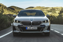 Comparez la nouvelle BMW Série 5 avec l'ancienne, vous serez étonné de voir comment l'une apparaît à côté de l'autre - 1 - BMW 5 G60 nove vs G30 stare comparnani 01
