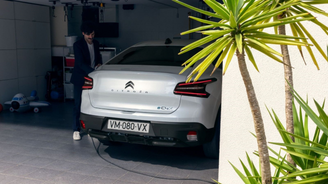 Citroën a tenté de conquérir l'Angleterre en utilisant uniquement l'énergie électrique. C'est un échec, il faut donc revenir à l'essence et au diesel.