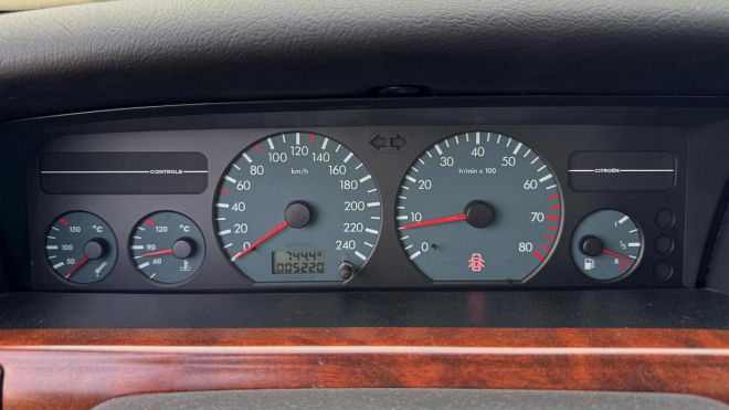 K mání je dodnes prakticky nový kočár ze zlatých časů francouzských aut, nechybí falešné dřevo, semiš ani rádio &bdquo;pod deklem&rdquo;