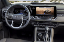 L'interrupteur d'éclairage déplacé vers une icône dans le coin de l'écran tactile est le nouveau plancher de l'absurdité des voitures modernes - 6 - Chevrolet Colorado 2023 interrupteur d'éclairage absurde 06