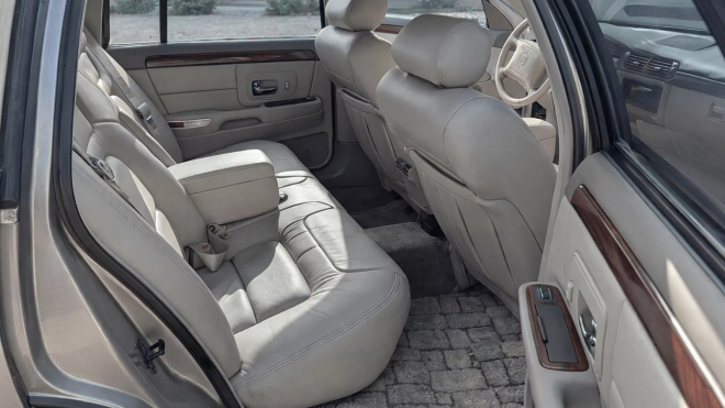 Někdo se pokusil prodat auto v aukci s pomocí fotek upravených AI, vykopli ho i s &bdquo;koberečky ze šutráků&rdquo;