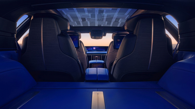 Cadillac za 7,5 milionu nutí majitele proplazit se kufrem, pokud se mu vybije baterie. A i druhé řešení je slušná osina v zadnici