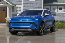 Le chef de GM admet que l'entreprise gagne des centaines de milliers d'euros sur chaque voiture électrique disponible, et que rien ne changera avant 10 ans - 1 - Chevrolet Equinox 2023 official 01