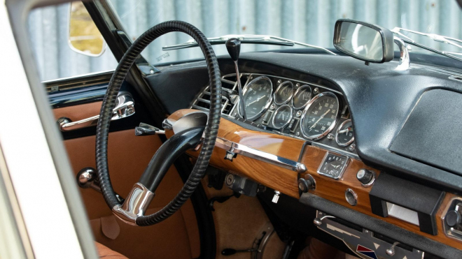 Jedno z nejelegantnějších luxusních aut historie jde do aukce v dokonalém stavu, takových vzniklo jen 27