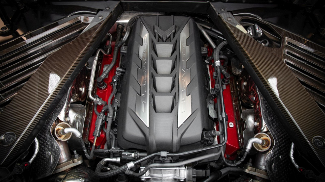 I levná základní Corvette v klání osmiválcových sporťáků ukázala, jak výjimečná je, silnějšího konkurenta roznesla na kopytech