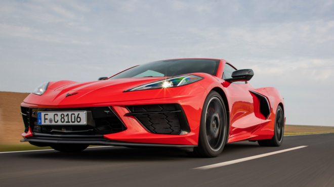 Řidič Corvette po divokém manévru vylétl ze silnice, těsně minul lampu a skákal po poli, pak se vrátil do provozu, jako by se nic nestalo