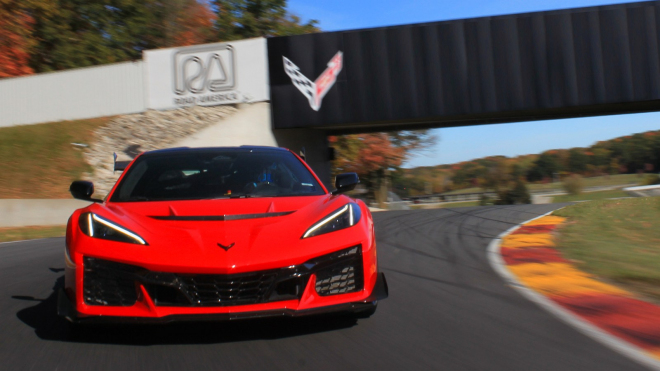 „Americkej kýbl” za 4 miliony ničí jeden okruhový rekord za druhým, je rychlejší než násobně dražší McLareny či Porsche
