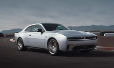 Dodge a dévoilé sa première voiture électrique de série. Elle est énorme et ridiculement lourde, mais heureusement elle arrivera avec des moteurs 