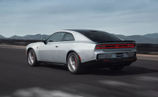 Dodge a dévoilé la première muscle car électrique de série. Elle est énorme et absurdement lourde, mais heureusement elle arrivera avec des moteurs 