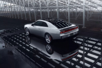 Dodge a dévoilé la première muscle car électrique de série. Elle est énorme et absurdement lourde, heureusement elle arrivera avec des moteurs 
