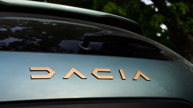 La nouvelle Dacia Duster a été dévoilée avec les feux finis. Ce sera une voiture complètement différente, mais elle perdra son meilleur moteur.