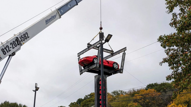 Dealer před 28 roky nechal nový Dodge Viper na stožáru jako reklamní poutač. Až teď ho sundal, stav auta bere dech