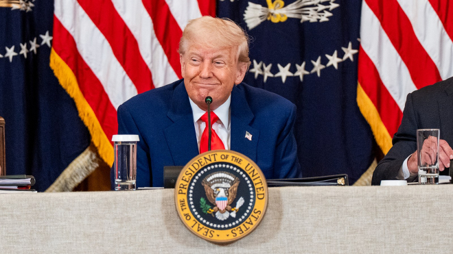 „Teď děláme do uhlí.” Trumpův „Velký krásný zákon” ruší dotace na elektromobily i pokuty za „nadměrnou spotřebu”, může být zlomový