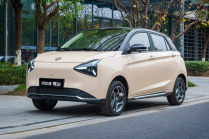 Les Chinois ont commencé à vendre une voiture électrique d'une autonomie de 402 km et d'un prix de 192 000 euros, qui ressemble un peu à une McLaren - 1 - EV House Yue 01 2024 first 01