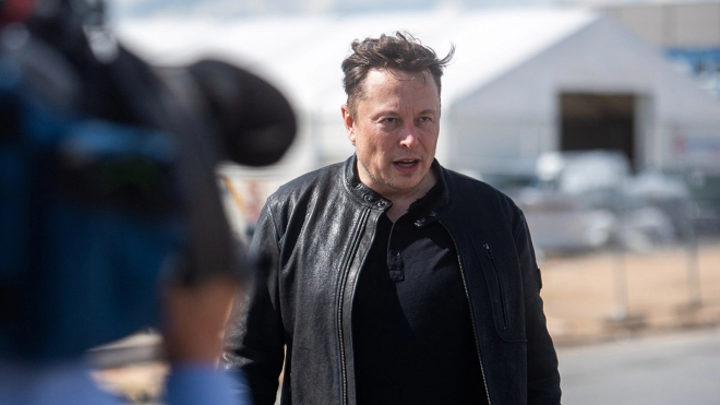 Elon Musk je dnes pro Teslu spíš prokletím, říkají i zapřísáhlí fanoušci, vystát ho nemůže ani vlastní otec