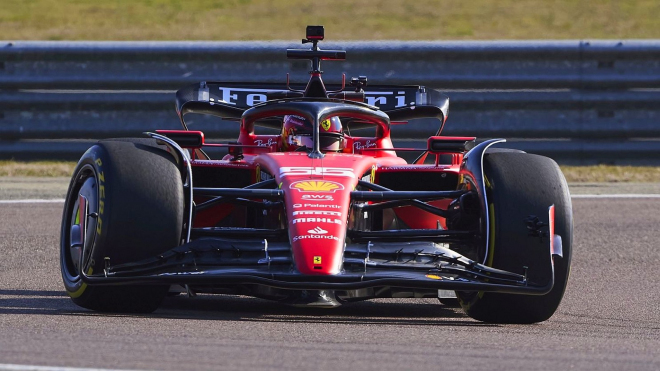 Nová ef-jednička Ferrari byla potají do detailu natočena v akci, skrytý test stáji projde