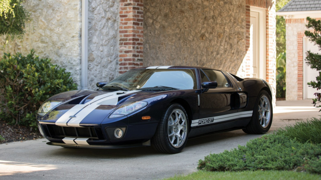 Nadšenci s respirátory vytáhli z vlhké garáže na 15 let odstavený Ford GT ve zcela nechutném stavu, i tak hned naskočil