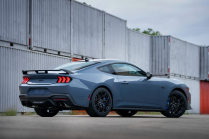 L'avenir tout électrique des voitures vient de recevoir une nouvelle gifle, les gens achètent en masse des voitures à moteur V8 et des manuels - 2 - Ford Mustang 2022 first kit 11