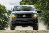 Ford a discrètement mis fin à son logo actuel, le remplaçant apparaîtra sur les voitures dans le courant de l'année 2024 - 1 - Le nouveau logo de Ford 2023 2024 first 01