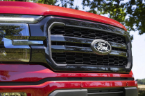 Ford a discrètement mis fin à son logo actuel, le remplacement apparaîtra sur les voitures au cours de 2024 - 2 - Nouveau logo de Ford 2023 2024 prvni 02
