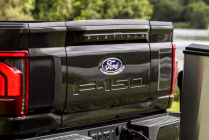 Ford a discrètement retiré son logo actuel, le remplacement apparaîtra sur les voitures en 2024 - 3 - Ford nove logo 2023 2024 prvni 03