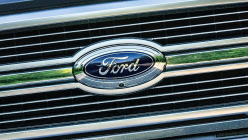 Ford a discrètement mis fin à son logo actuel, le remplaçant apparaîtra sur les voitures au cours de l'année 2024 - 4 - Le nouveau logo de Ford 2023 2024 first 04