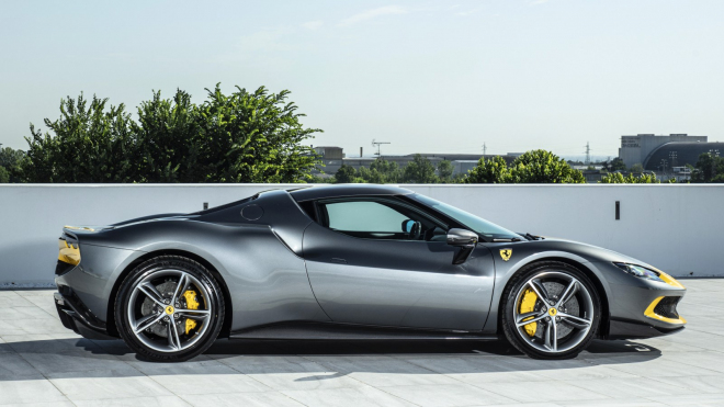 Muž si nechal na zimu hodit své Ferrari jeřábem na balkon jen aby zjistil, že Vídeň není Dubaj