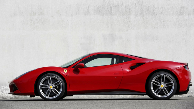 Děti si udělaly ze zaparkovaného Ferrari skluzavku. &bdquo;Jé, stěrač!&rdquo; říkaly, když se jim zasekl pod zadkem. Rodiče nabídli odškodné 15 tisíc