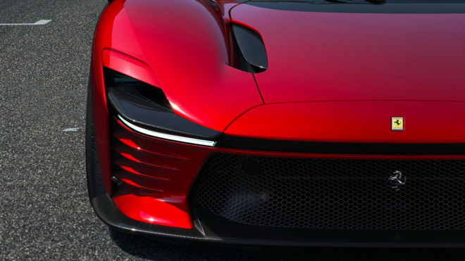 Nejnovější Ferrari, které trikem vrátilo do hry vyklápěcí světla i nejsilnější „čistý” motor, se ukázalo v akci