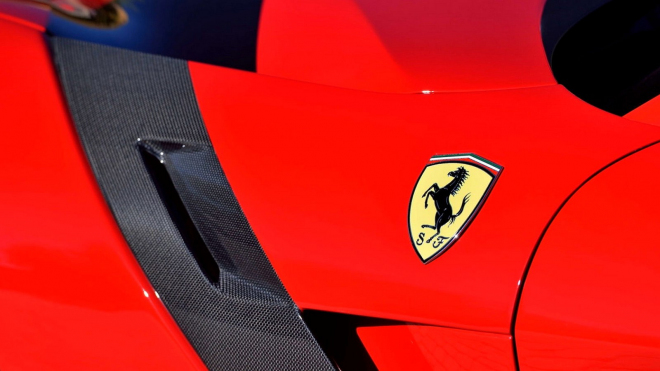 K mání je vzácné Ferrari majitele závodní stáje, jen za příplatky mohl mít několik normálních aut